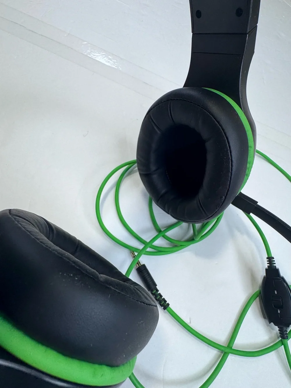 HP Wired Over-Ear Headphones Padded Black/Green 3.5mm Audio Jack Adjustable